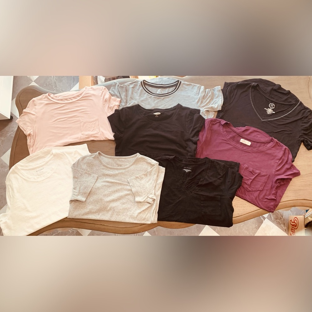 LOT OF EIGHT WOMENS T’s